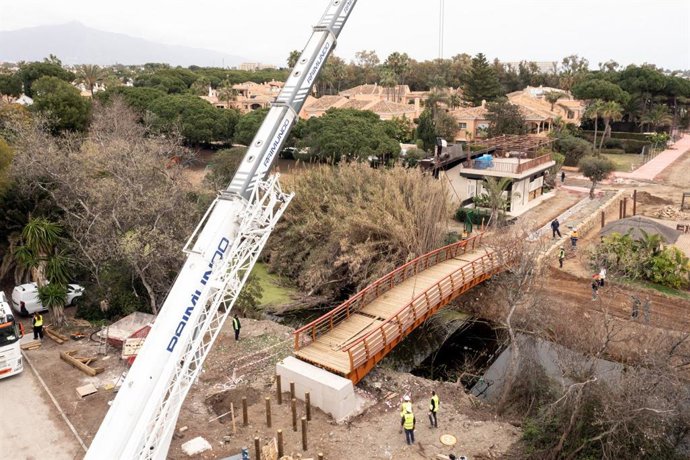 El Ayuntamiento instala un puente sobre el Arroyo Dos Hermanas para seguir ampliando el corredor litoral