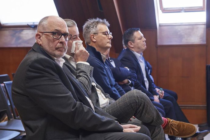 Los siete exdirectivos británicos de B3 Cable, durante el juicio en la Audiencia Provincial de Cantabria