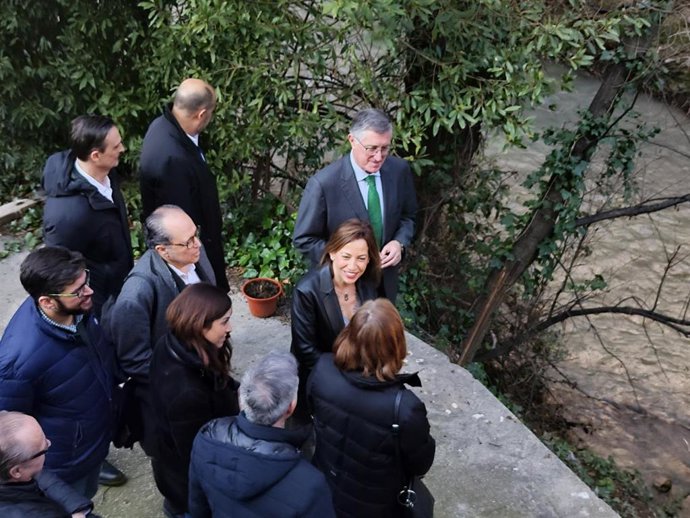 La alcaldesa de Zaragoza, Natalia Chueca, y el consejero de Medio Ambiente y Turismo, Manuel Blasco, en su visita al río Huerva