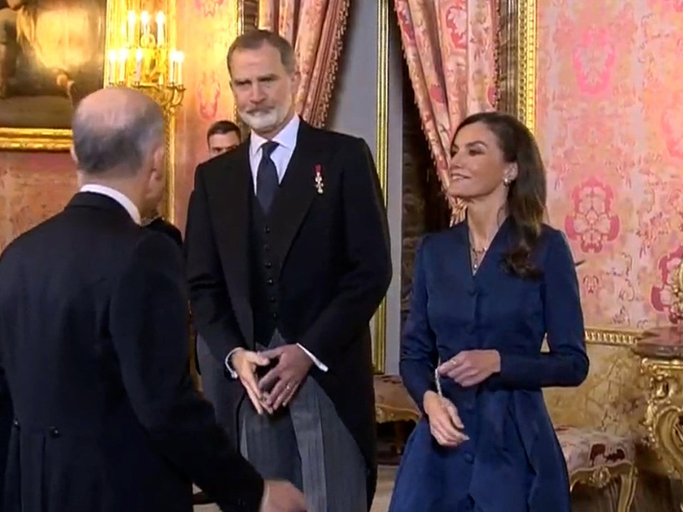 La Reina, colocando su pulsera en su muñeca con naturalidad tras recogerla del suelo