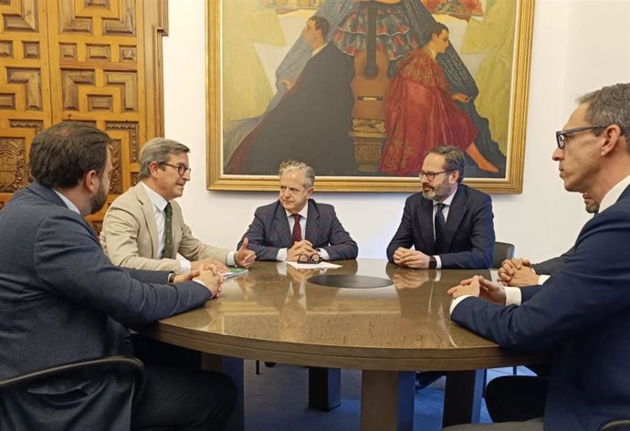El presidente de la Diputación, Salvador Fuentes (centro), y el consejero de Industria, Energía y Minas de la Junta de Andalucía, Jorge Paradela (segundo por la izda.), durante su encuentro en el Palacio de la Merced.