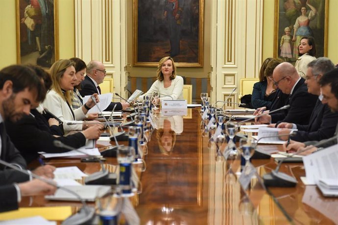 La ministra de Educación, Formación Profesional y Deportes, Pilar Alegría, preside una reunión con los consejeros autonómicos de Educación, en la sede del Ministerio, a 31 de enero de 2024, en Madrid (España). Durante el encuentro, han abordado el uso de 