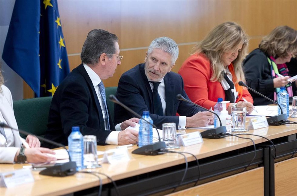 (I-D) El director general de coordinación y estudios, José Antonio Rodríguez González; el ministro del Interior, Fernando Grande-Marlaska, y la directora general de la Unidad de Trato y No Discriminación y Contra el Racismo, Beatriz Carrillo de los Reye