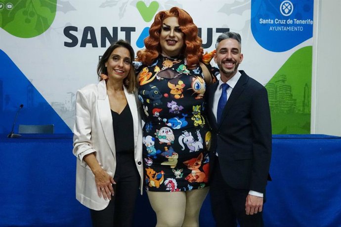 La concejal de Igualdad y Diversidad de Santa Cruz de Tenerife, Gladys de León, la presentadora de 'Dragnaval', Exhuberancia Carey, y el concejal de Fiestas, Javier Caraballero, en la presentación del concurso