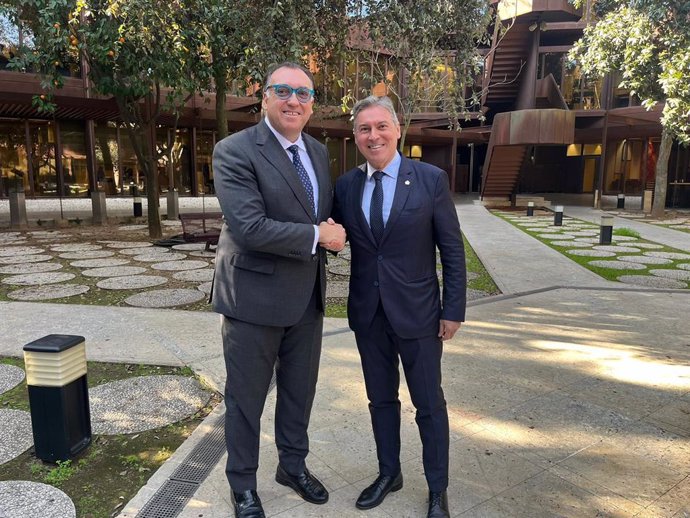 El consejero de Turismo, Arturo Bernal, y el presidente del Consejo Andaluz de Colegios de Administradores de Fincas (Cafincas) , José Feria.