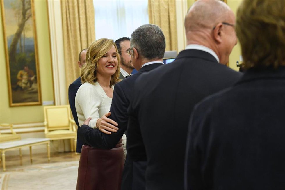 La ministra de Educación, Formación Profesional y Deportes, Pilar Alegría, saluda a su llegada a una reunión con los consejeros autonómicos de Educación, en la sede del Ministerio, a 31 de enero de 2024, en Madrid (España). Durante el encuentro, han abo