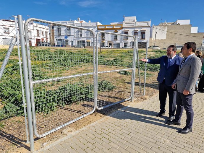 El consejero de Justicia, José Antonio Nieto, y el alcalde de Carmona, Juan Ávila, en la parcela donde se construirá la nueva sede judicial del municipio sevillano.