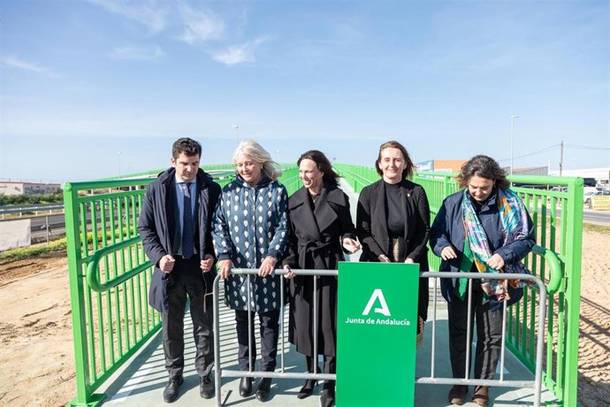 La consejera de Fomento, Rocío Díaz, inaugura la nueva pasarela que une la parada del Trambahía con el polígono Tres Caminos en Puerto Real (Cádiz)
