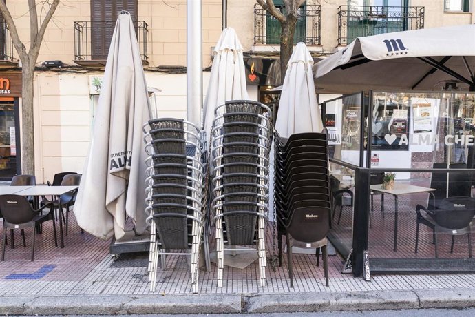 Archivo - Una terraza recogida el mismo día en que ha entrado en vigor la modificada ordenanza de Terrazas de Madrid, en la calle de Ponzano