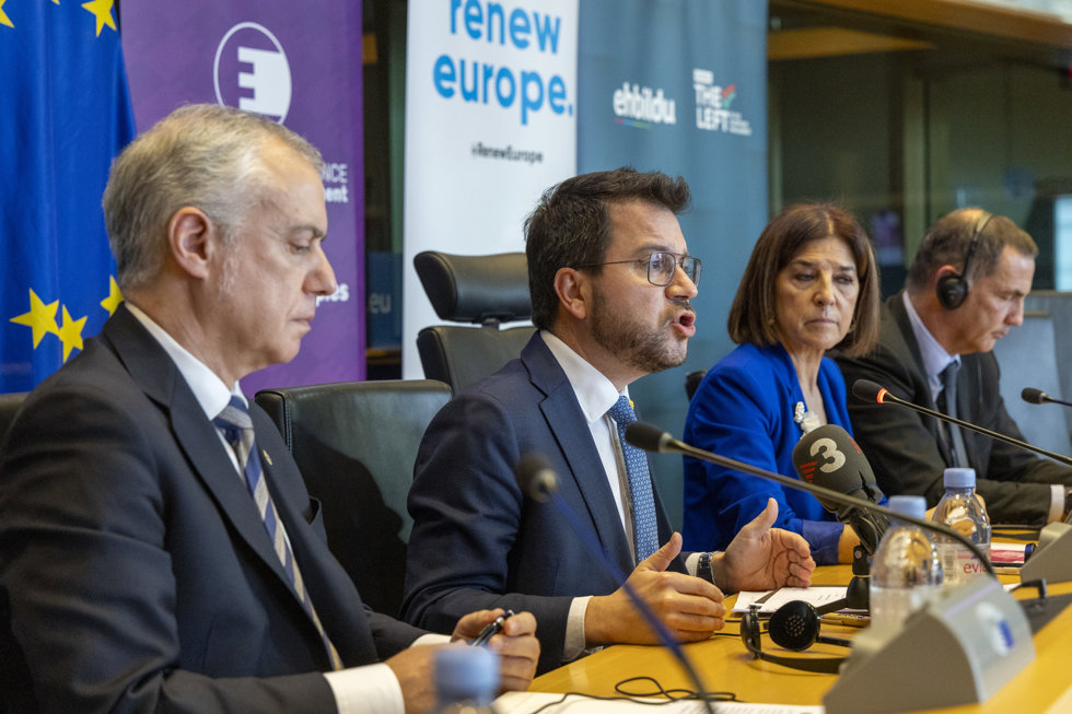 El Lehendakari, Iñigo Urkullu (1i), y el presidente de la Generalitat, Pere Aragons (2i), durante el Caucus por la Autodeterminación, en el Parlamento Europeo, a 31 de enero de 2024, en Bruselas (Bélgica).