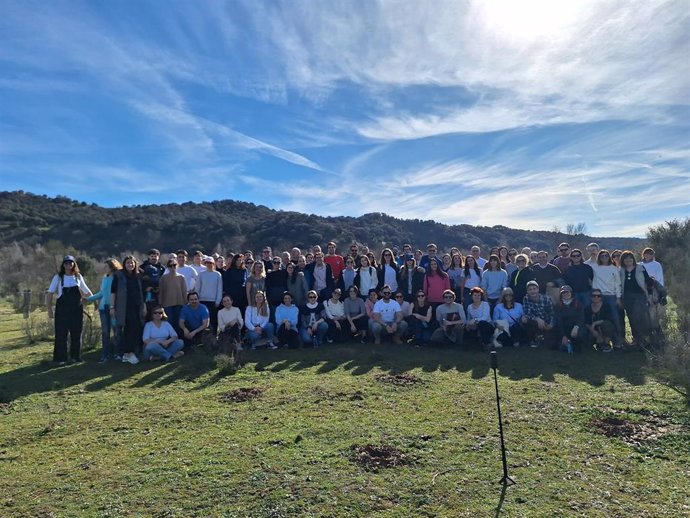 Empleados de AstraZeneca regeneran bosques de ribera en Torremocha de Jarama y en Batres.