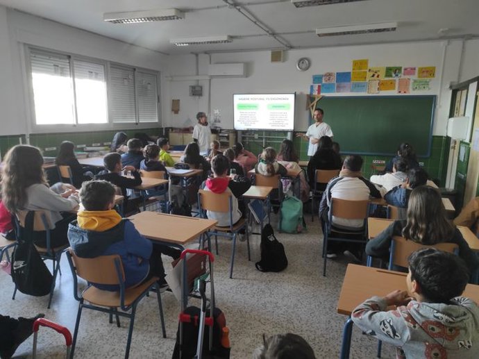 Enfermeras referentes escolares de Axarquía realizan actividades de promoción de salud en más de 100 centros