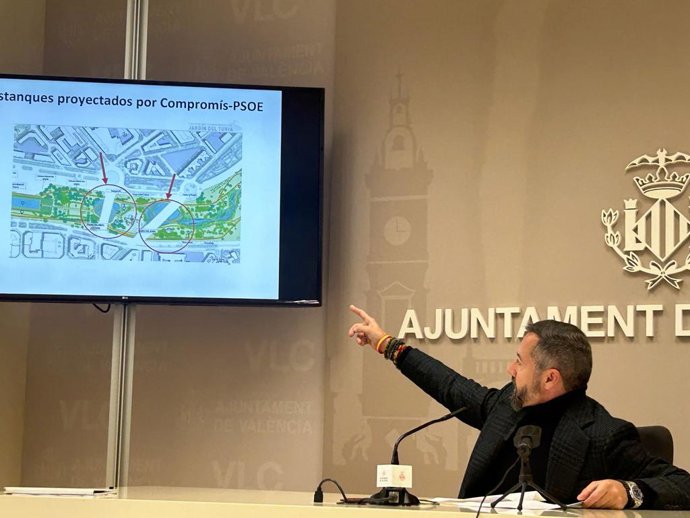 El portaveu de Vox a l'Ajuntament de Valncia, segon tinent d'alcalde i edil de Parcs i Jardins, Juanma Badenas, en la roda de premsa sobre els estanys al Jardí del Turia.