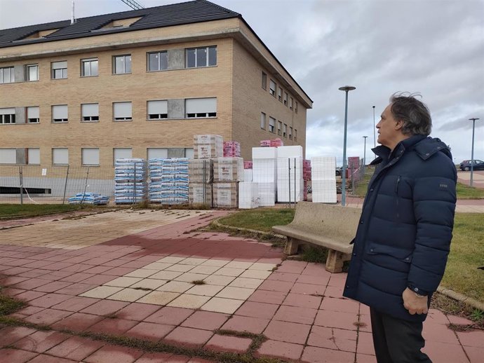 El alcalde de Salamanca, Carlos García Carbayo, delante de la nueva promoción de viviendas en construcción en el barrio de Pizarrales