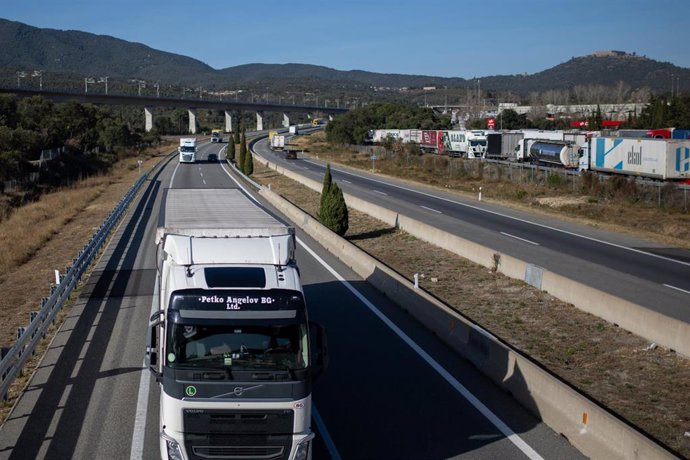 Archivo - Un camión circula, a 27 de enero de 2024, en La Jonquera, Girona