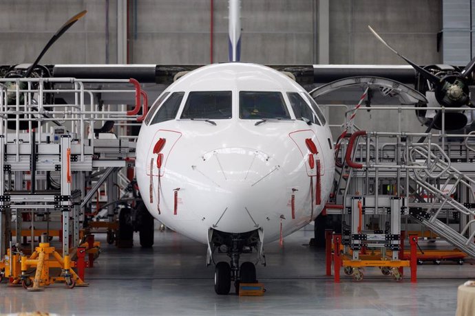 Archivo - Un avión boeing 737 en mantenimiento en el nuevo hangar construido en el Aeropuerto Adolfo Suárez Madrid-Barajas por la compañía Swiftair, a 25 de julio de 2023, en Madrid (España). 