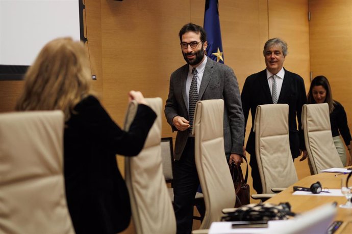 El ministro de Economía, Comercio y Empresa, Carlos Cuerpo (1i) y el presidente de la comisión, Pedro Puy (2i), llegan a la Comisión de Economía, Comercio y Transformación Digital, en el Congreso de los Diputados