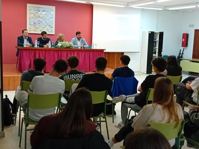 La delegada territorial de Desarrollo Educativo y Formación Profesional de la Junta de Andalucía en Cádiz, Isabel Paredes, inaugura en el IES Alminares de Arcos de La Frontera una actividad sobre emprendimiento