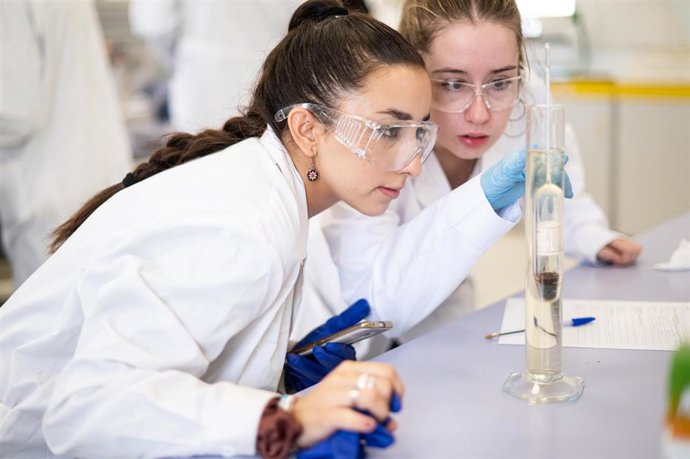 Archivo - CaixaBank Dualiza aumenta su actividad en 2023 en Andalucía para la promoción de la FP y llega a casi 750 beneficiarios