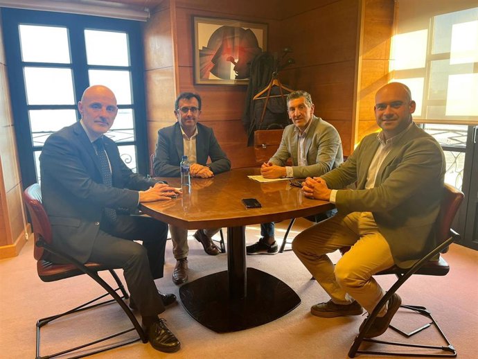 Reunión del Ayuntamiento de Gijón con el presidente del Real Grupo de Cultura Covadonga , Antonio Corripio.
