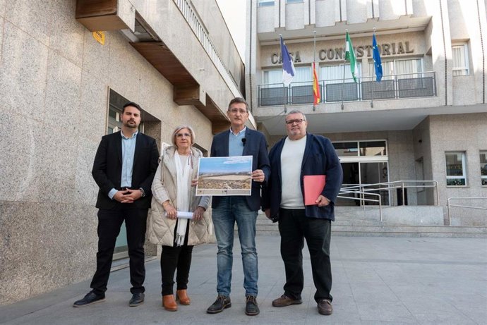 Los representantes socialistas Mateo Hernández, Concha Cifuentes, José Luis Sánchez y Manolo García en Roquetas de Mar (Almería).