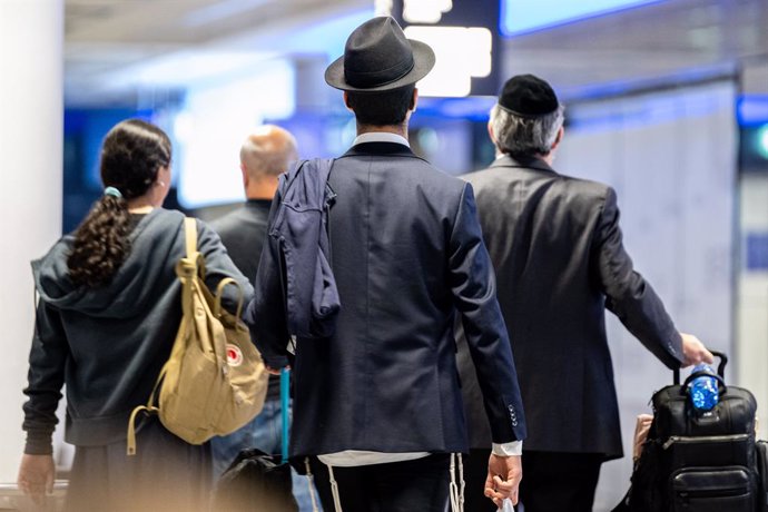 Archivo - Passengers from Tel Aviv arrive in Frankfurt airport. 