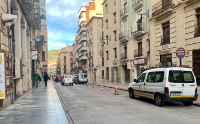 Archivo - Arxive - Un carrer d'Alcoi (Alacant) en imatge d'arxiu