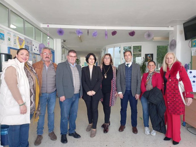 El delegado de Desarrollo Educativo y Formación Profesional, Carlos Soriano, en su visita a los centros educativos de Jabugo (Huelva).