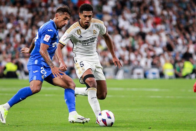 Archivo - El lateral del Getafe Damián Suárez intenta quitarle el balón al centrocampista del Real Madrid Jude Bellingham, en el partido de LaLiga EA Sports 2023-2024 en el Santiago Bernabéu.