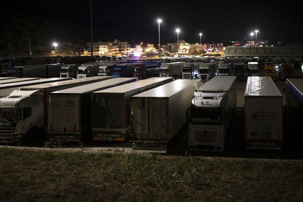 Varios camiones en la autopista AP-7 cortada a la altura de La Jonquera por la protesta de los agricultores franceses, a 26 de enero de 2024, en Girona, Catalunya (España).Hay hasta 400 kilómetros de la autopista que une la Junquera con Lyon (Francia) c