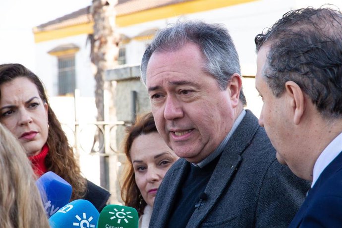El secretario general del PSOE-A, Juan Espadas, atiende a los medios en Espartinas (Sevilla).