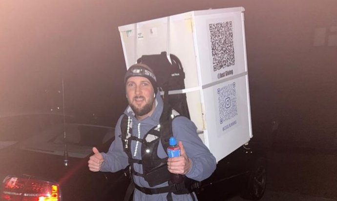 La Policía británica detiene a un hombre por correr con un frigorífico en la espalda.