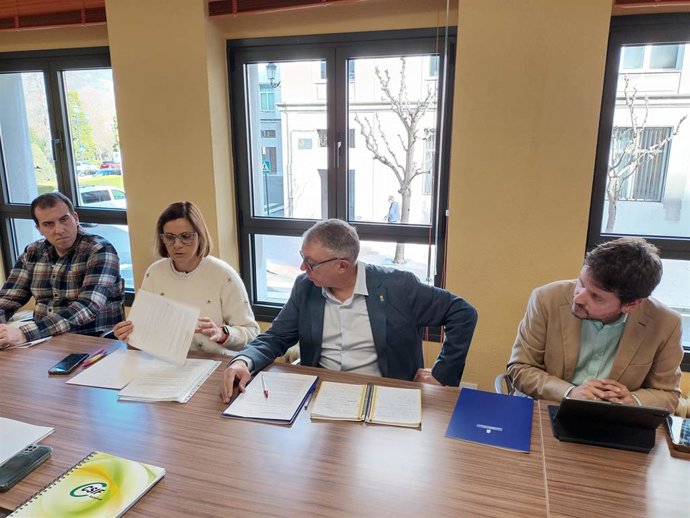 Los directores generales de Inclusión Educativa y Ordenación, David Artime, y de Personal Docente, César González (primero y segundo por la derecha), con dos funcionarios de la consejería.