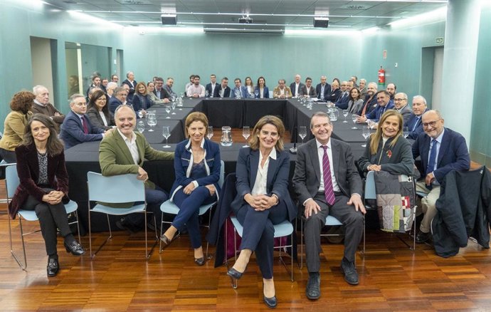 (I-D) En el centro, el cabeza de lista del PSOE al Congreso de los Diputados por la provincia de Pontevedra, David Regades; la cabeza de lista del PSdeG por la provincia de Pontevedra, Elena Espinosa; la vicepresidenta tercera del Gobierno, Teresa Riber