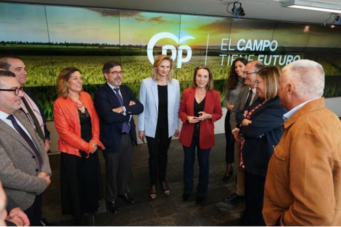 Archivo - La secretaria general del PP, Cuca Gamarra, la vicesecretaria de Desarrollo Sostenible del PP, Paloma Martín, y La secretaria ejecutiva de Agricultura, Mercedes Morán, junto con los portavoces parlamentarios en Congreso y Senado del PP