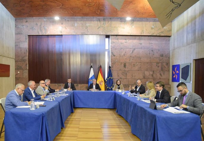 Reunión entre el presidente de Canarias, Fernando Clavijo, y los grupos parlamentarios, para abordar la derivación obligatoria de menores migrantes no acompañados