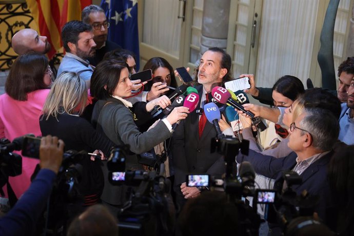 El presidente de la Cámara de baleares, Gabriel Le Senne, ofrece declaraciones tras la reunión de la mesa del parlament balear.