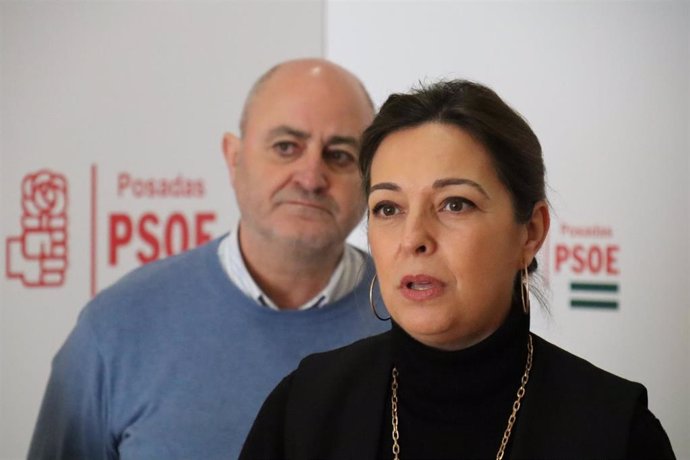 Isabel Ambrosio interviene junto a Emilio Martínez, en la sede del PSOE de Posadas.