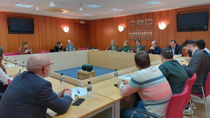 Inmaculada Olivero reunida con empresas del sector de tratamiento de residuos.