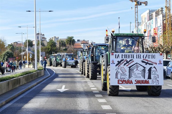 Archivo - Varios tractores circulan por una carretera en una manifestación de profesionales de la ganadería, en Santander.- Archivo