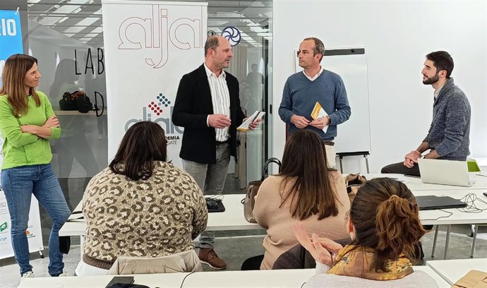 El presidente de la Campiña Sur, Miguel Ruz (en el centro de la imagen), en la clausura del curso 'Comunicar con Impacto'.