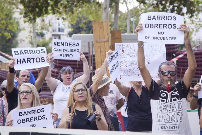 Archivo - Protesta contra los cortes de luz de Endesa