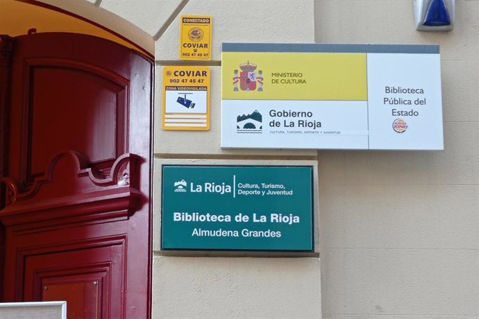 Vox critica "la tardanza" en eliminar la placa de la biblioteca de La Rioja con el nombre de Almudena Grandes