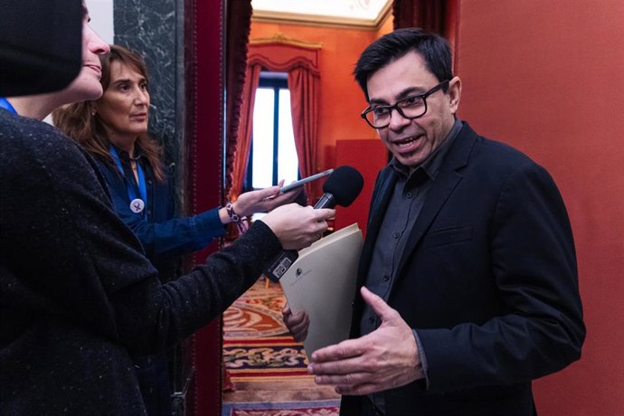 El secretario primero de la Mesa del Congreso, Gerardo Pisarello, atiende a medios a su llegada a una reunión de la Mesa del Congreso, en el Congreso de los Diputados, a 30 de enero de 2024, en Madrid (España).