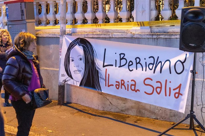 Un mural frente a la Embajada italiana en Hungría en protesta por el caso Salis