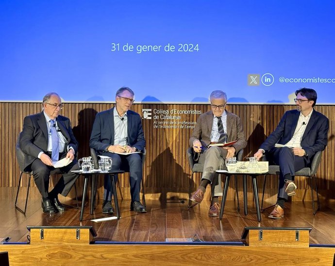 El secretario de Asuntos Económicos y Fondos Europeos de la Generalitat, Miquel Puig; el catedrático de Economía Joan Tugores, el economista jefe adjunto de Banco Sabadell, Sergi Martrat, y el catedrático de Economía Oriol Amat.