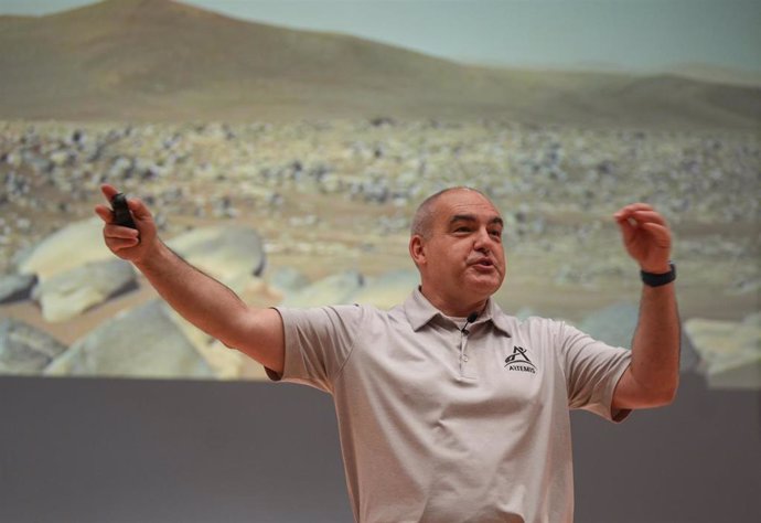 Archivo - El ingeniero de la NASA, Carlos García Galán, con una foto de Marte al fondo, en imagen de archivo