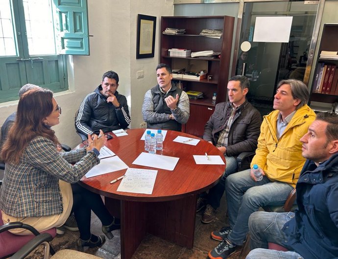 La diputada de Vox en la Diputación de Córdoba, Yolanda Almagro ,en la reunión con los sindicatos del Consorcio Provincial de Bomberos.