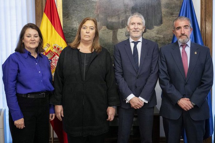 El ministro del Interior, Fernando Grande-Marlaska, se reúne con la presidenta de la Asociación Víctimas del Terrorismo (AVT), Maite Araluce, y el consejero Miguel Folguera