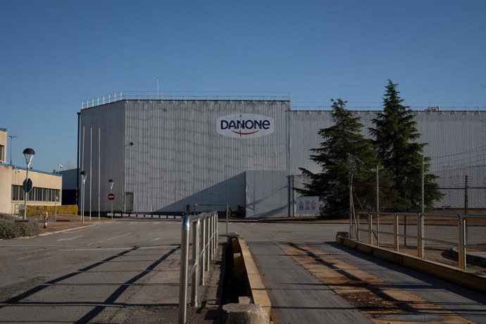 Fachada de la fábrica de Danone España, a 12 de enero de 2024, en Parets del Vallès, Barcelona, Catalunya (España). Danone España ha iniciado el proceso de diálogo con los sindicatos para negociar las condiciones del cierre de la fábrica de Parets del Val